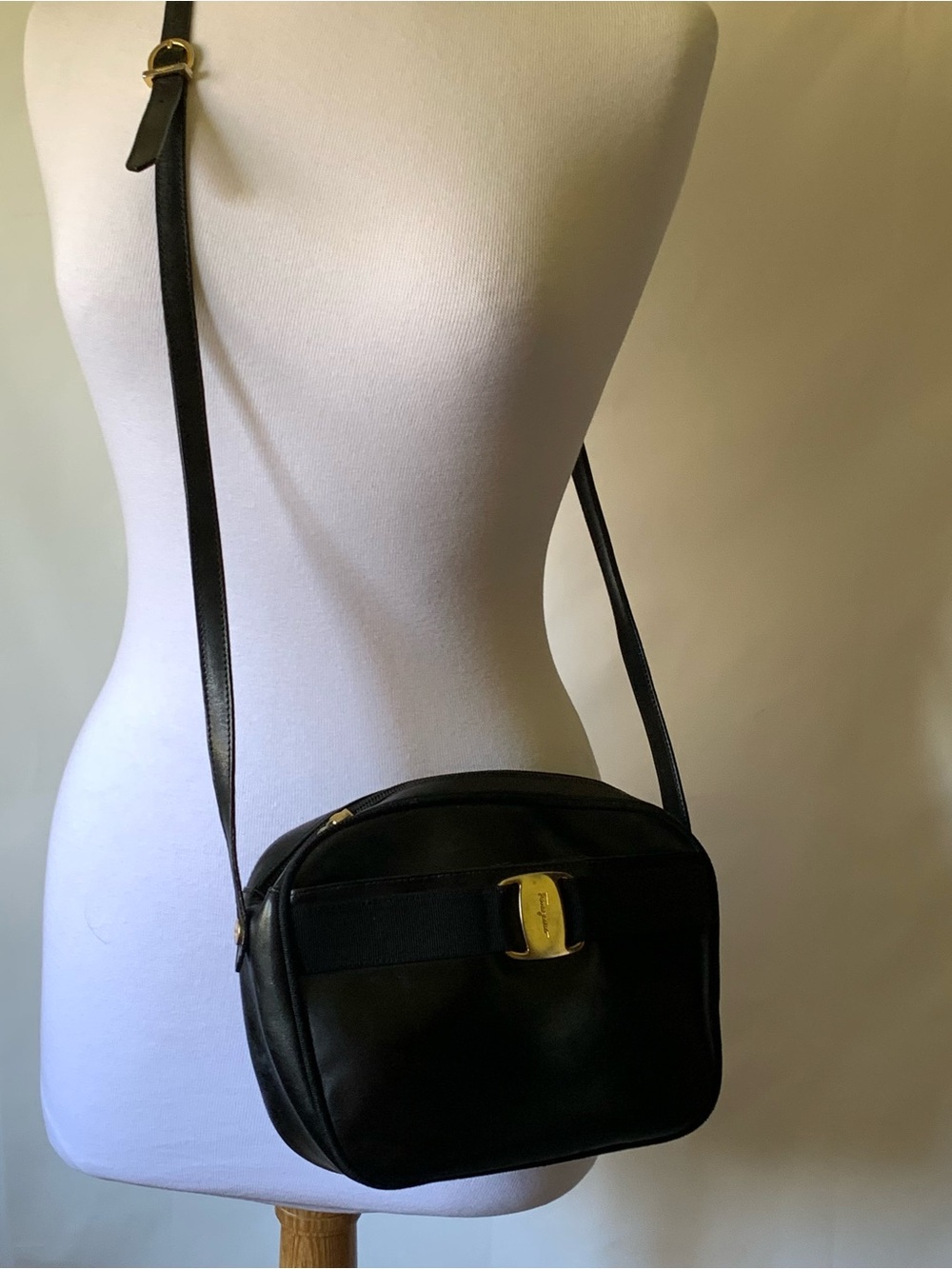 Vintage Y2K Salvatore Ferragamo Vara Bow Black Leather Crossbody/Shoulder Bag